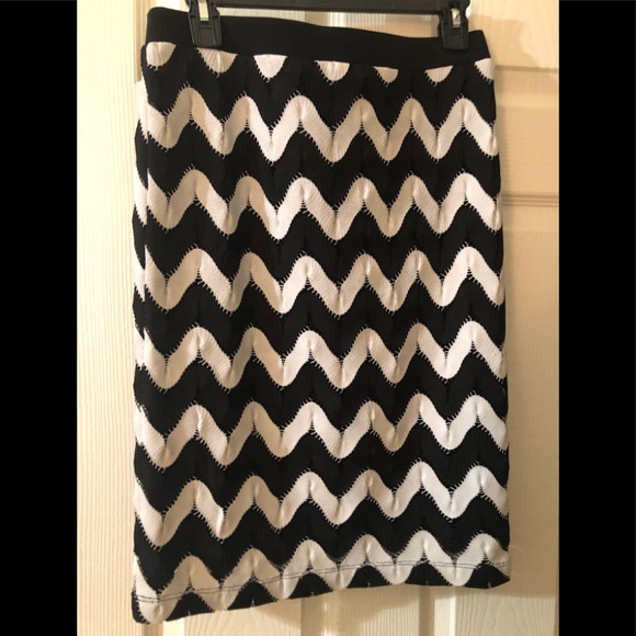 Sunny Leigh Small form fitted ladies black & white zig zag patterned 23” skirt. - Picture 6 of 6
